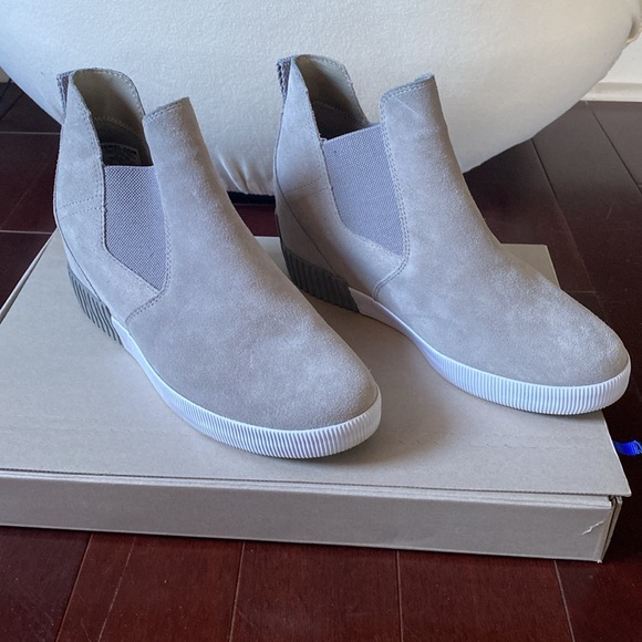 Sorel Out N About Wedge II bootie in Chrome Grey/White - like new - Picture 2 of 5